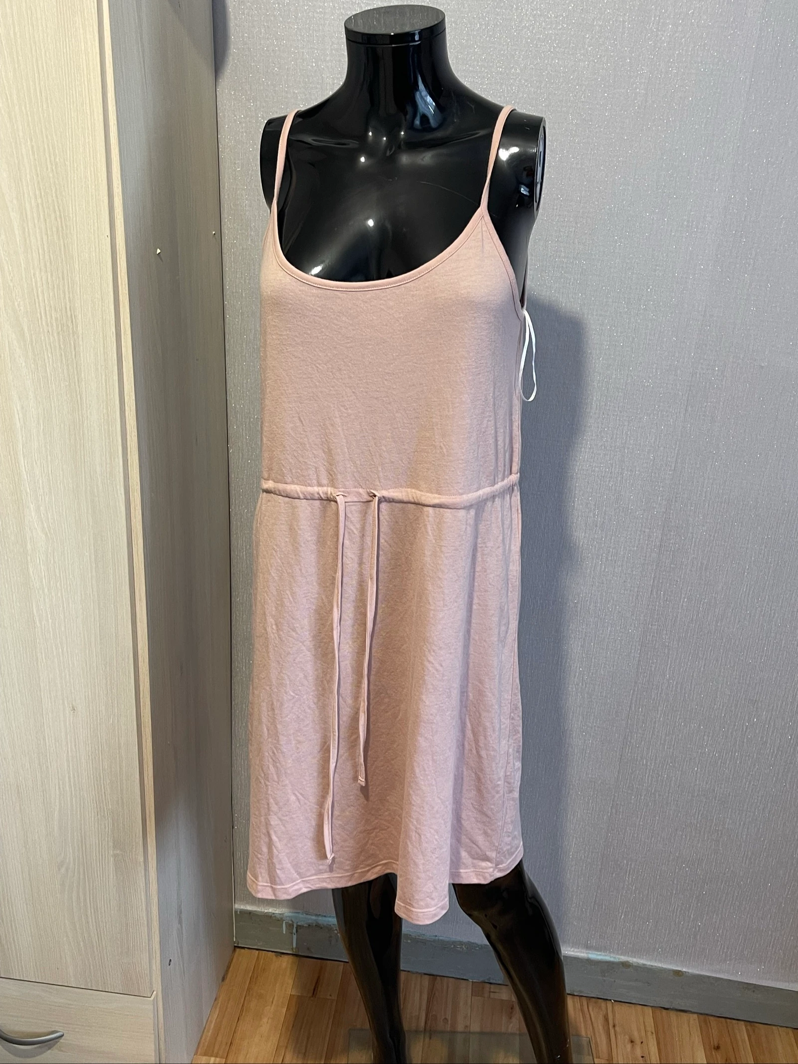Jolie robe à bretelles rose taille M 65% polyester et 35% viscose 